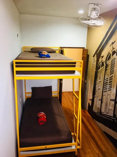 Kamer met twee eenpersoonsbedden en uitzicht op de stad — Phuket Sunny Hostel